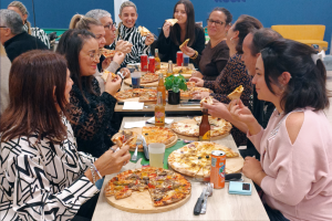 Evénement chez Konvivio Béziers avec un groupe d'amis dégustant de bonnes pizzas.