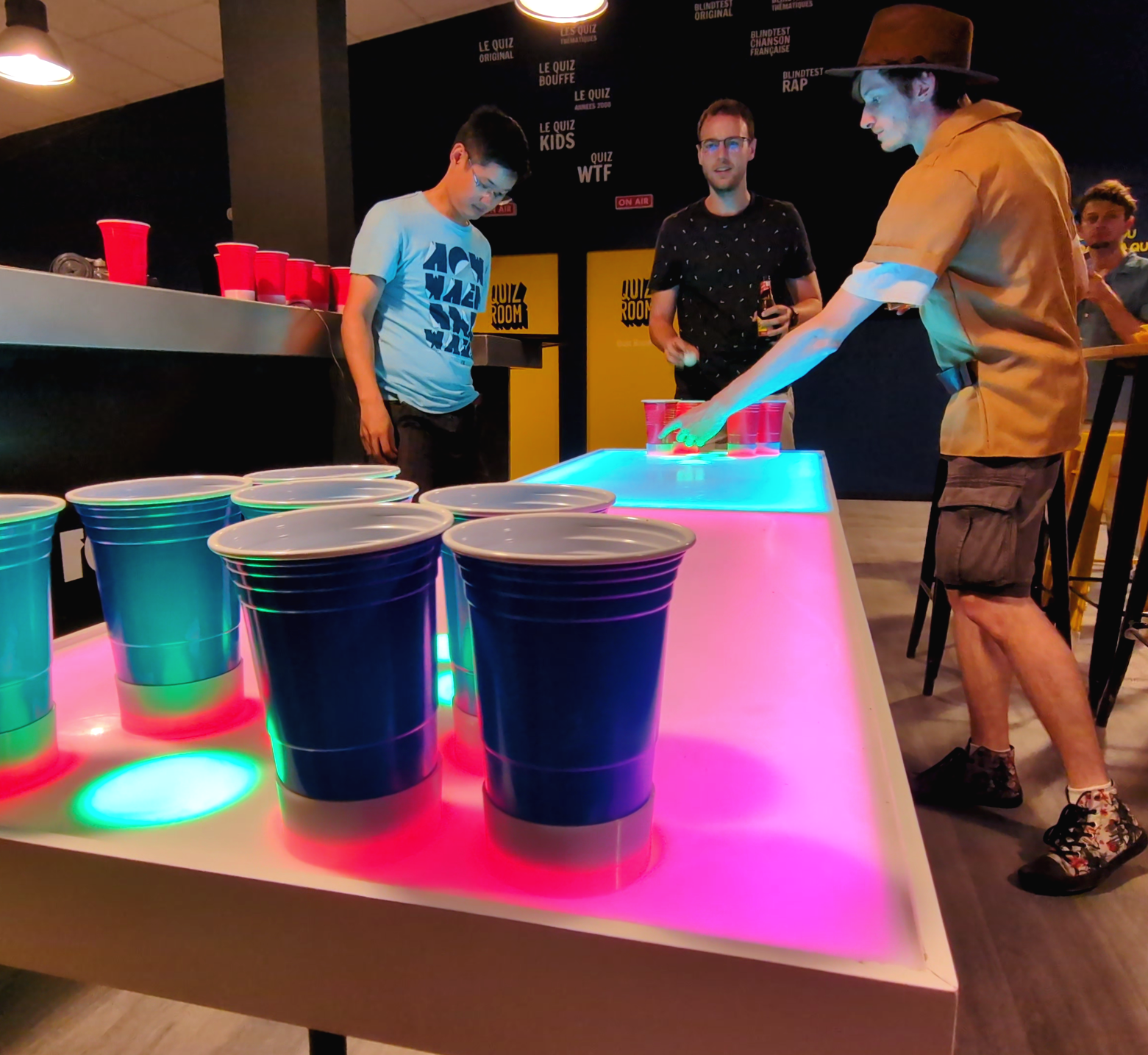 Groupe d'amis se défiant au beer pong connecté chez Konvivio Béziers, visez dans le mille chez Konvivio
