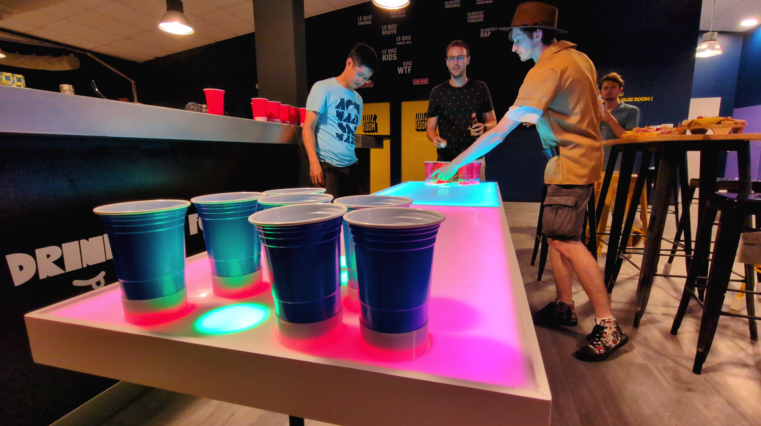 groupe de personne entrain de jouer au Beer Pong dans le bar d'ambiance Konvivio