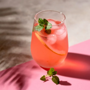 Cocktail Pink Paloma avec Tequila 5cl, cranberry, jus de citron et sirop de canne