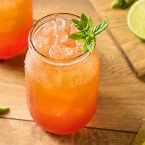 Cocktail planteur avec Rhum, ananas, orange, jus de citron et grenadine