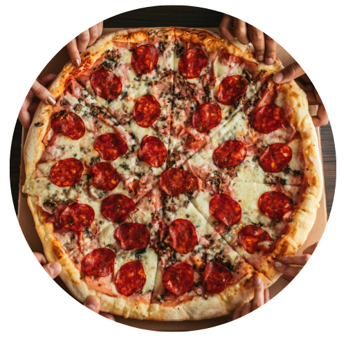 Image d'une pizza partager avec un groupe d'ami lors d'un moment convivial 