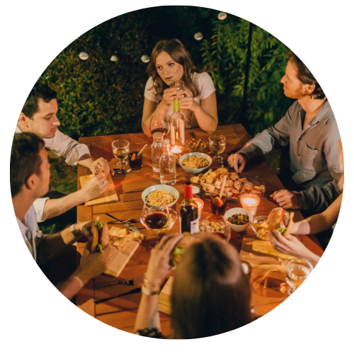 Image d'amie entrain de discuter devant une table remplit de tapas à partager 