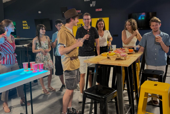 Fêtez votre anniversaire entre amis ou en famile au Konvivio de béziers, fléchettes, karaoké, quiz, blindtest.