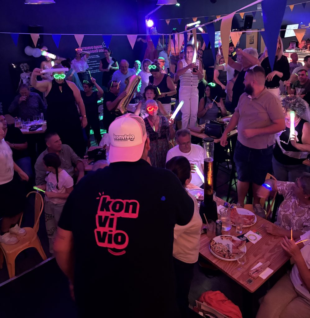 Animateur Konvivio de dos lançant une soirée animée avec bâtons lumineux à Béziers.