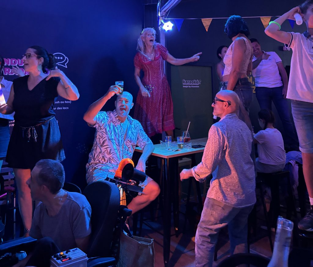 Clients qui dansent et s'amusent lors d'une soirée événementielle au bar Konvivio.