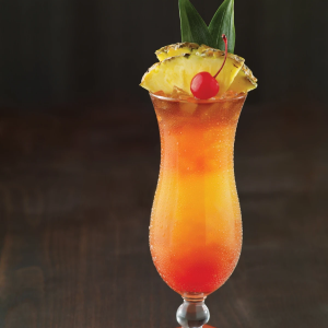 Cocktail Mai Thai avec Rhum, triple sec, jus de citron, ananas, orange et grenadine