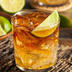 Cocktail Caribbean Mule avec Havana especial, ginger beer et jus de citron