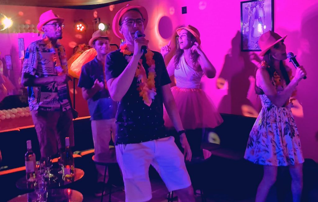 Groupe d'amis qui font un karaoké