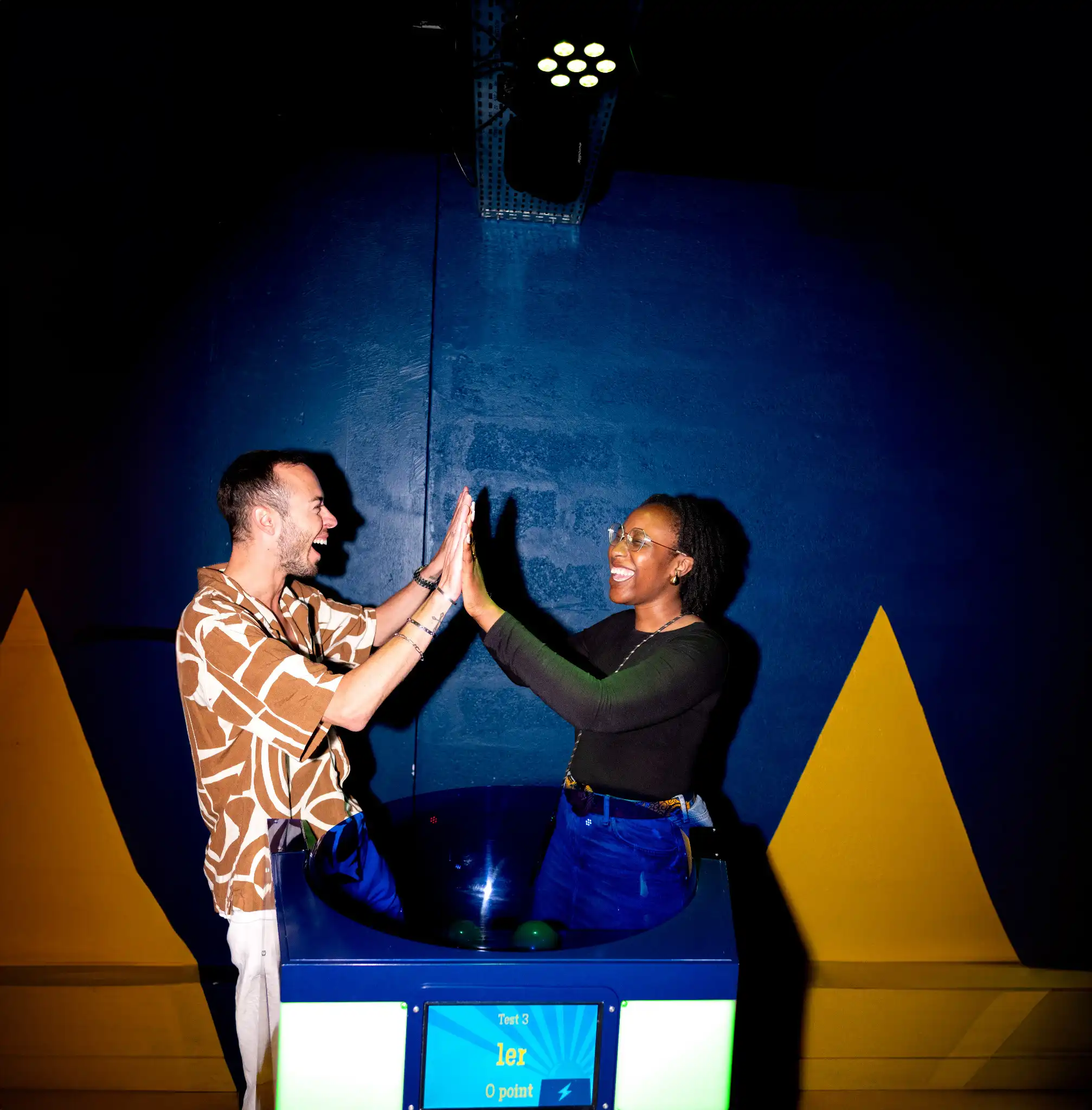 Amis partageant un moment convivial chez Konvivio Béziers pendant un blindtest quiz room.