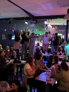 Sélection des meilleurs bars d'ambiance à Béziers pour sortir entre amis et faire la fête.