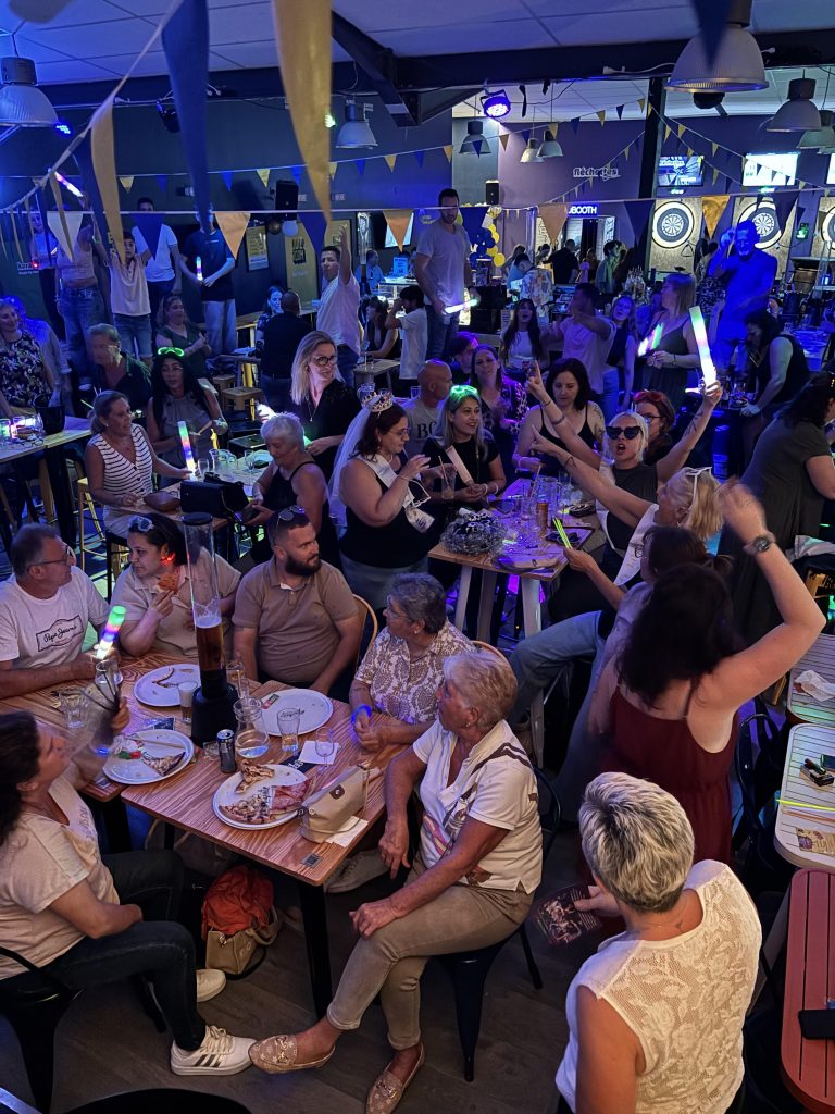 Konvivio béziers, l'ambiance d'un bar événementiel festif.